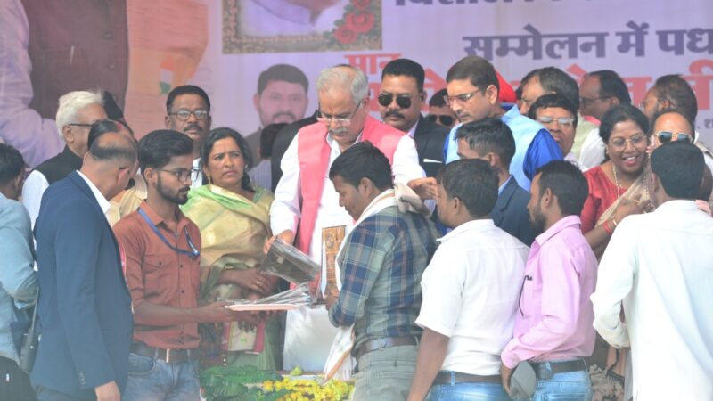 मुख्यमंत्री ने किसान अन्नदाता सम्मेलन में पैरादान करने वाले किसानों को किया सम्मानित