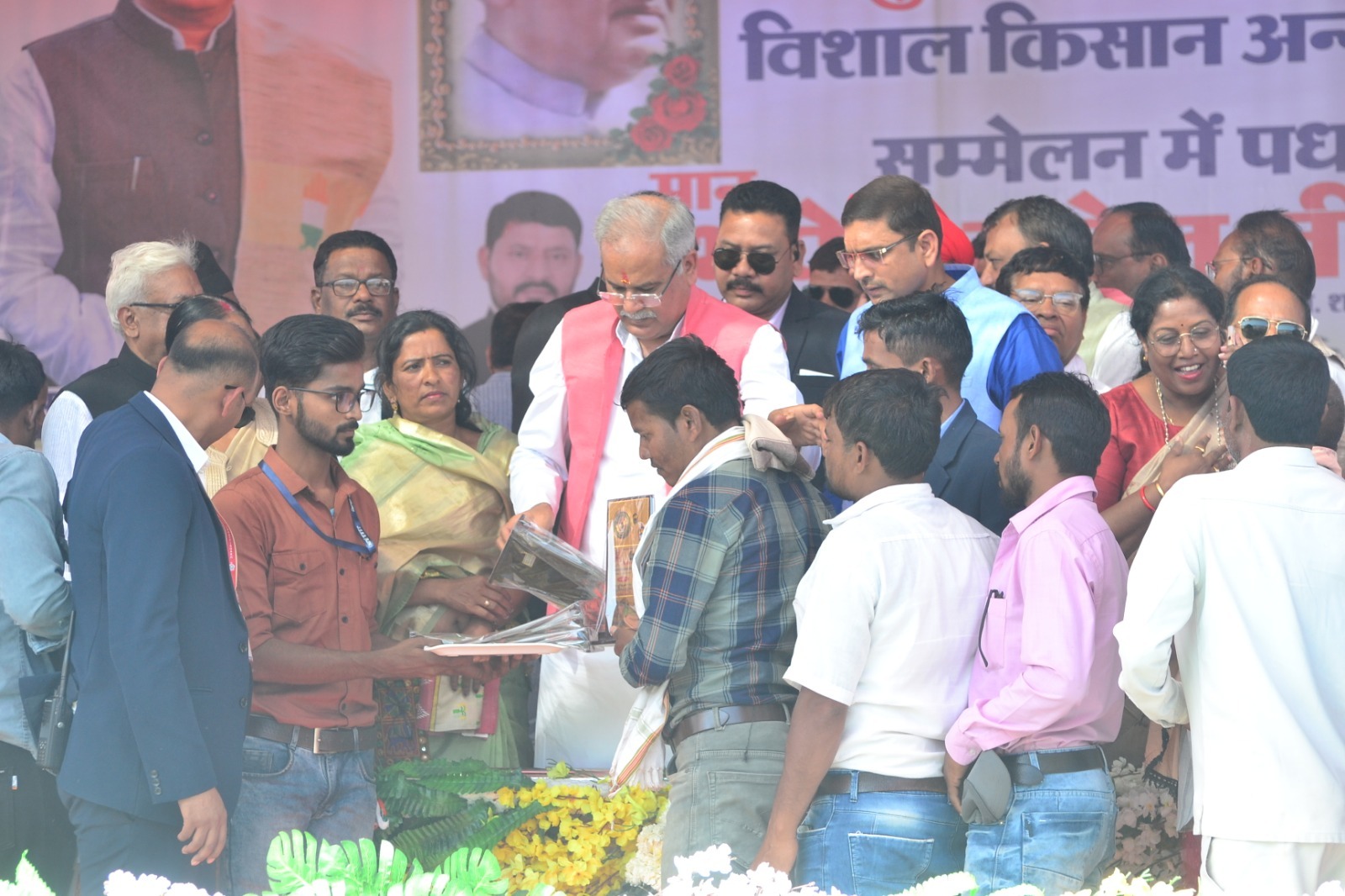 मुख्यमंत्री ने किसान अन्नदाता सम्मेलन में पैरादान करने वाले किसानों को किया सम्मानित