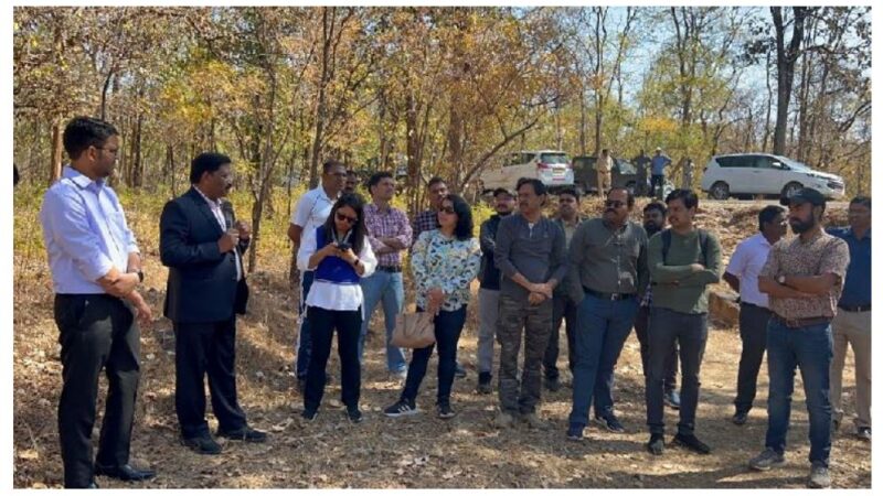 पम्पार नाला की संरचनाओं और वनोपज प्रसंस्करण की प्रक्रिया देखी