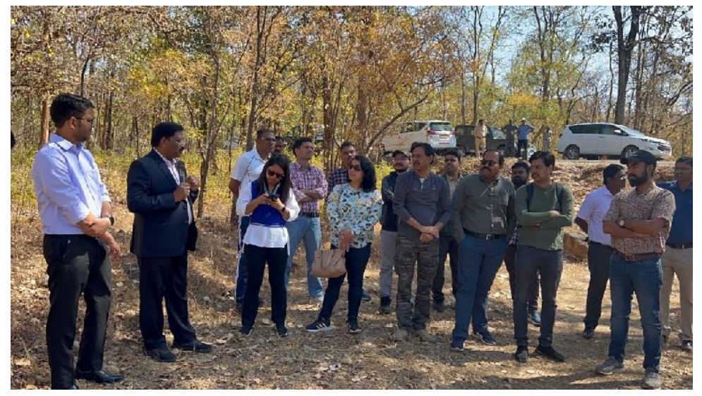 पम्पार नाला की संरचनाओं और वनोपज प्रसंस्करण की प्रक्रिया देखी