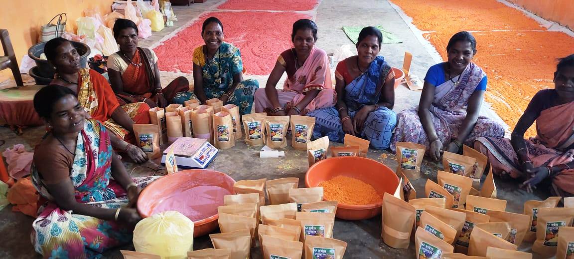 हर्बल गुलाल से स्व सहायता समूह की महिलाएं दे रही सुरक्षित होली का सन्देश
