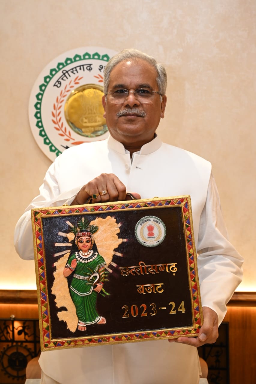 स्पेशल स्टोरी : छत्तीसगढ़ी संस्कृति के रंग से रंगे ब्रीफकेस से निकला भरोसे का बजट