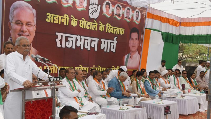 प्रदेश प्रभारी कुमारी सैलजा, मुख्यमंत्री भूपेश बघेल, प्रदेश कांग्रेस अध्यक्ष मोहन मरकाम, चंदन यादव, विजय जांगिड़ राजभवन मार्च में शामिल हुये