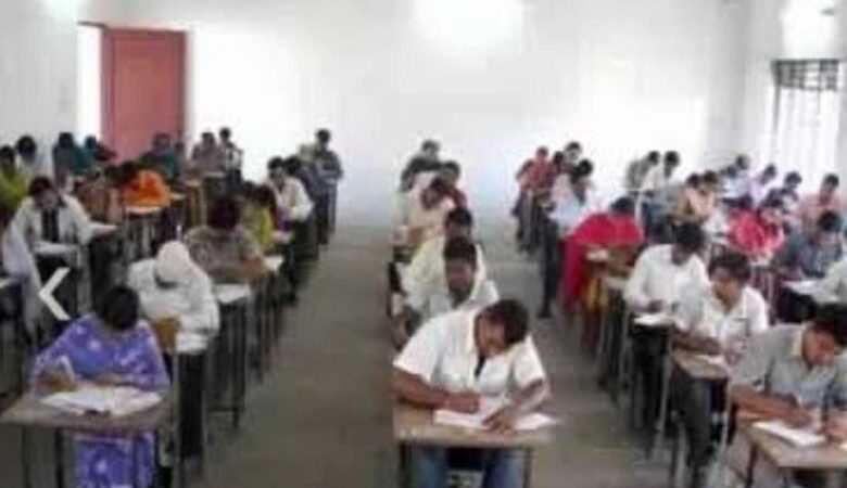 उड़नदस्ता टीम ने महिला परीक्षार्थी को रंगे हाथों पकड़ने के बाद नकल प्रकरण बनाया