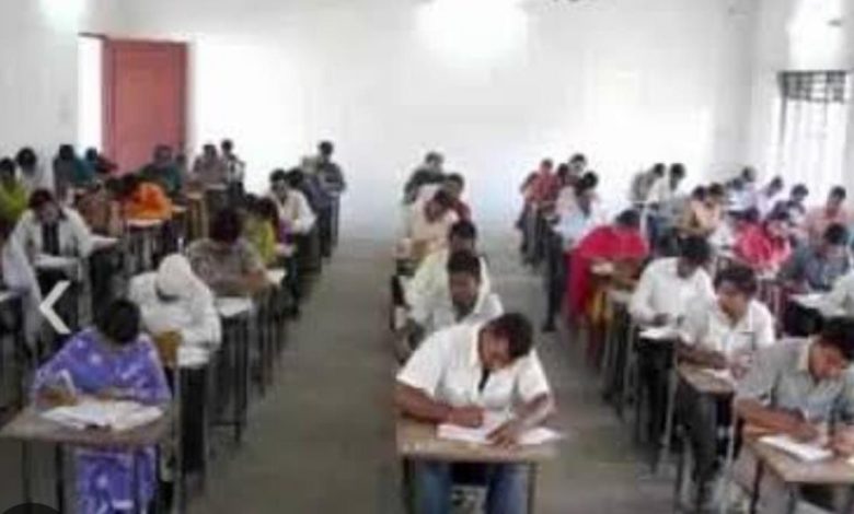 उड़नदस्ता टीम ने महिला परीक्षार्थी को रंगे हाथों पकड़ने के बाद नकल प्रकरण बनाया