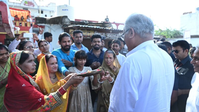 मुख्यमंत्री श्री भूपेश बघेल ने सोनकर परिवार के घर में स्वादिष्ट और छत्तीसगढ़िया भोजन का चखा स्वाद