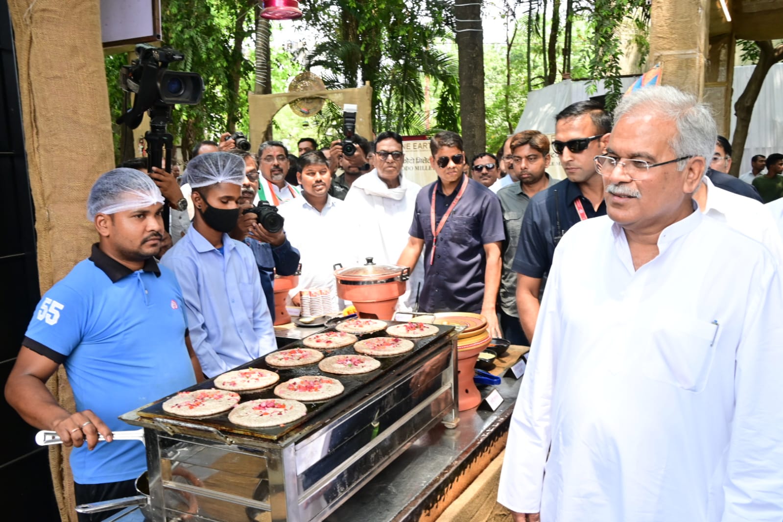 मुख्यमंत्री श्री भूपेश बघेल ने गुरु नानक सरोवर स्थित मिलेट्स कैफे का किया लोकार्पण