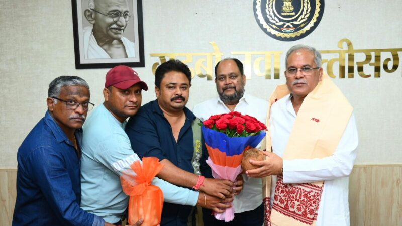 मुख्यमंत्री श्री भूपेश बघेल से बंगाली एसोसिएशन बिलासपुर के पदाधिकारियों ने की सौजन्य मुलाकात
