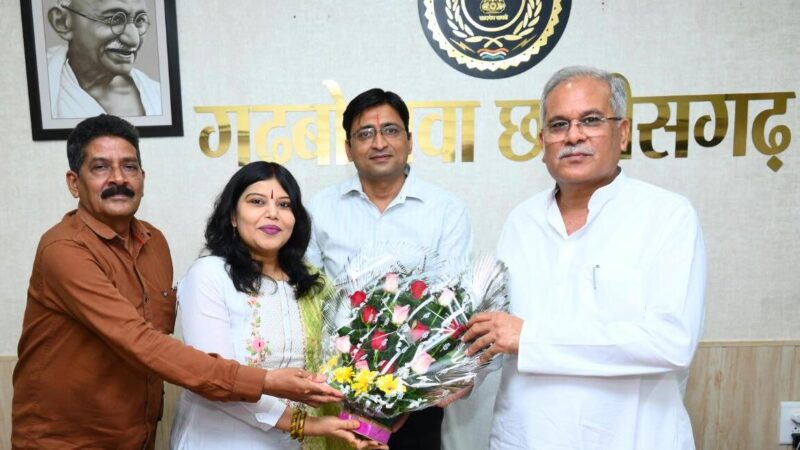 मुख्यमंत्री श्री भूपेश बघेल से लोक गायिका श्रीमती अलका परगनिहा चंद्राकर ने की सौजन्य मुलाकात…छत्तीसगढ़ी रेडियो चैनल एफएम 91.2 के शुभारंभ पर किया आमंत्रित