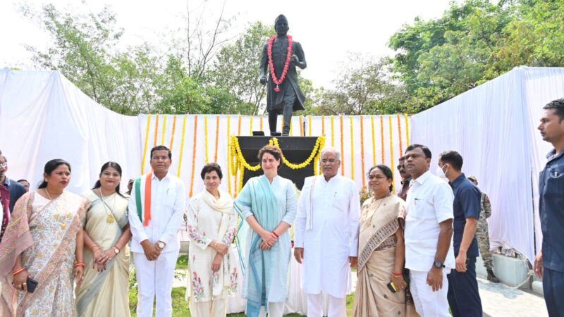 मुख्यमंत्री श्री भूपेश बघेल और कार्यक्रम की विशिष्ट अतिथि श्रीमती प्रियंका गांधी ने पं. नेहरू की मूर्ति पर श्रद्धा सुमन अर्पित किए