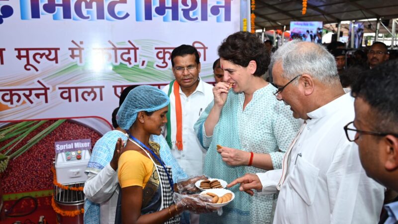 भरोसे का सम्मेलन में मुख्यमंत्री श्री भूपेश बघेल के साथ पहुँची विशिष्ट अतिथि श्रीमती प्रियंका गांधी ने कहा..
