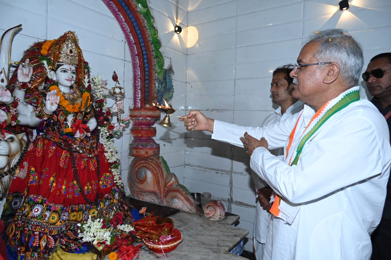 मुख्यमंत्री श्री भूपेश बघेल ने अटारी स्थित दुर्गा मंदिर में पूजा अर्चना कर प्रदेशवासियों की खुशहाली और समृद्धि के लिए की कामना