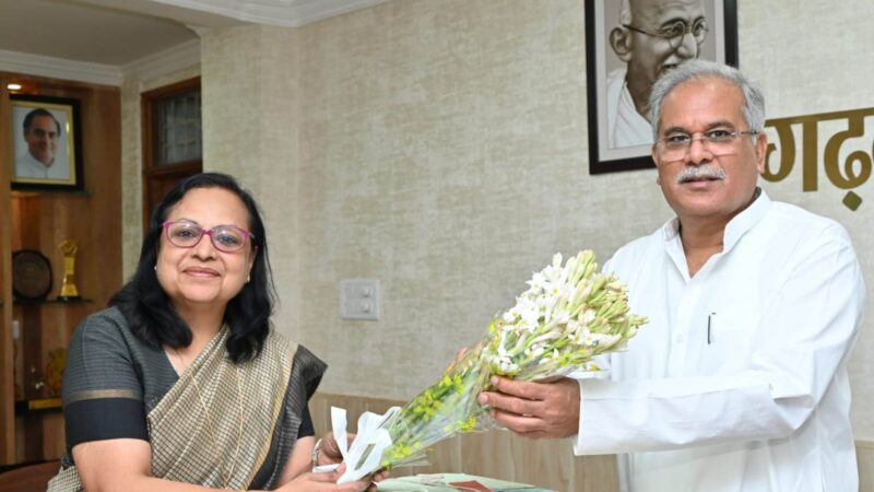 मुख्यमंत्री श्री बघेल से हेमचंद यादव विश्वविद्यालय की कुलपति ने की सौजन्य मुलाकात