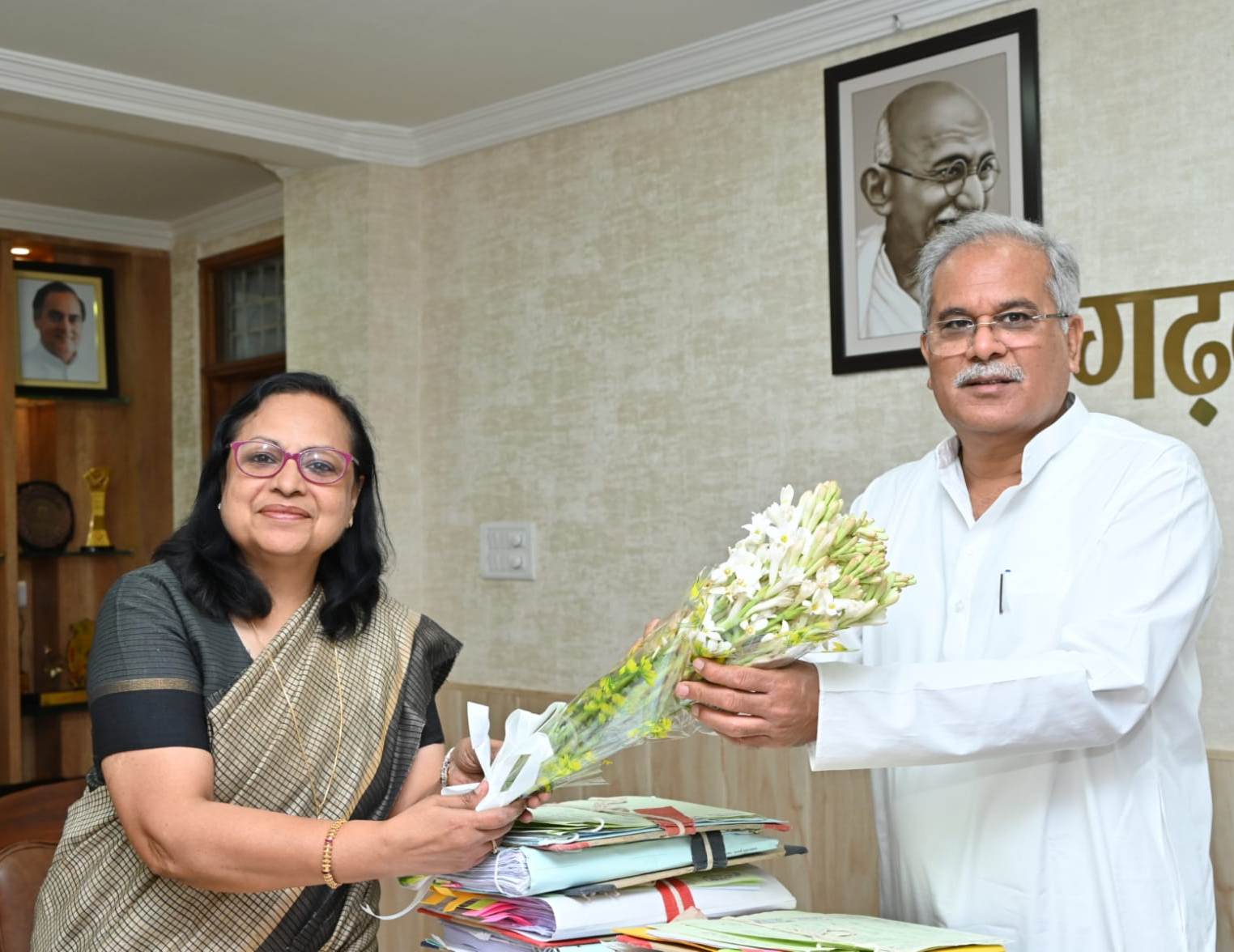 मुख्यमंत्री श्री बघेल से हेमचंद यादव विश्वविद्यालय की कुलपति ने की सौजन्य मुलाकात