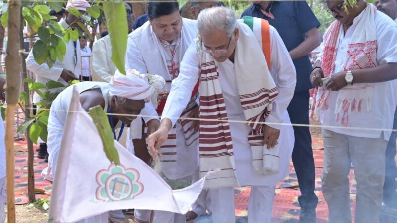 समाज के पदाधिकारियों ने पारंपरिक गमछा एवं पगड़ी पहना  कर तथा  पारंपरिक वाद्य यंत्र मांदर भेंट कर किया स्वागत