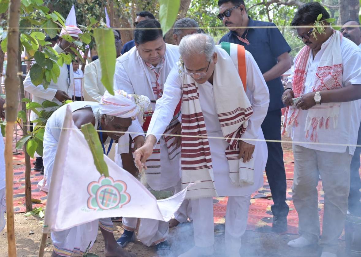 समाज के पदाधिकारियों ने पारंपरिक गमछा एवं पगड़ी पहना  कर तथा  पारंपरिक वाद्य यंत्र मांदर भेंट कर किया स्वागत