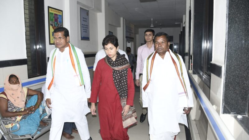 प्रदेश प्रभारी कुमारी सैलजा, मंत्री कवासी लखमा, प्रदेश अध्यक्ष मोहन मरकाम, प्रभारी सचिव चंदन यादव एवं कांग्रेस जन डीकेएस अस्पताल घायल कार्यकर्ताओं से मिलने पहुंचे