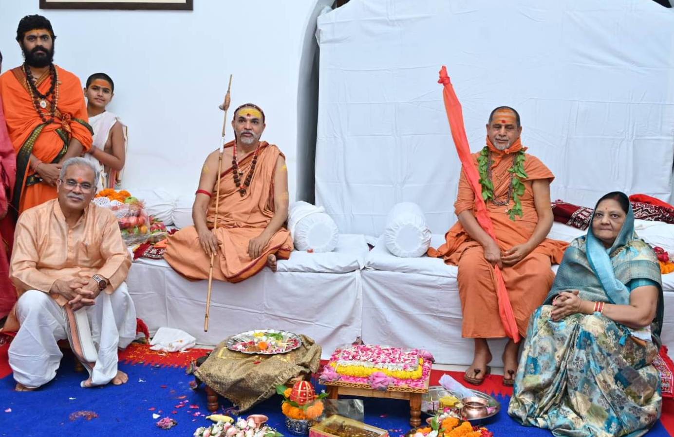 मुख्यमंत्री श्री भूपेश बघेल ने शारदापीठ और ज्योतिषपीठ के जगदगुरु शंकराचार्यों का अपने निवास में किया आत्मीय स्वागत