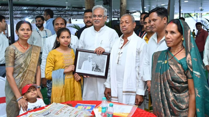भेंट-मुलाकात के दौरान जिन ग्रामीणों के घर मुख्यमंत्री ने किया भोजन उन्हें सपरिवार मुख्यमंत्री निवास में कराया भोज