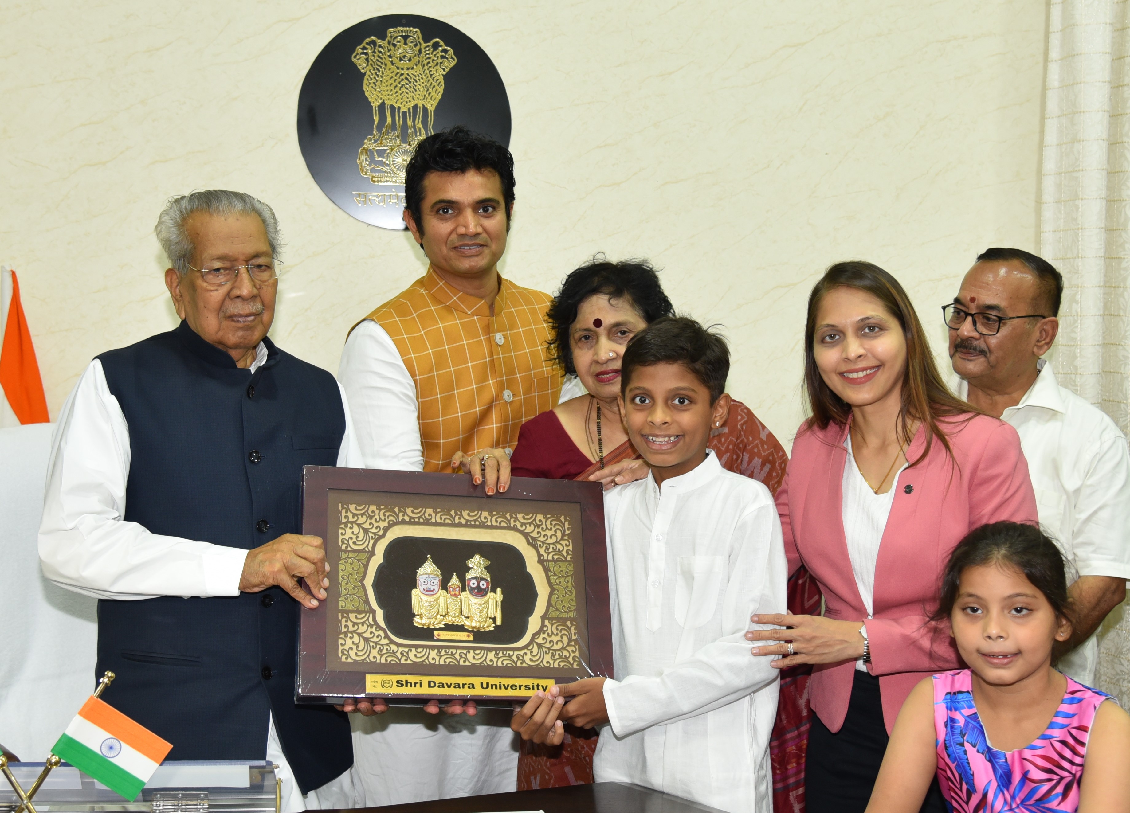 राज्यपाल से दावड़ा एजुकेशन गुप ऑफ कॉलेज के सदस्यों ने की सौजन्य मुलाकात