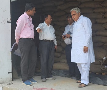 चार दिवसीय गुजरात दौरे के दूसरे दिन वोरा ने गोदामों की भंडारण व्यवस्था का भी अध्ययन किया 