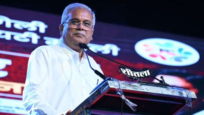 मुख्यमंत्री श्री बघेल मुंगेली में कवि सम्मेलन में शामिल हुए