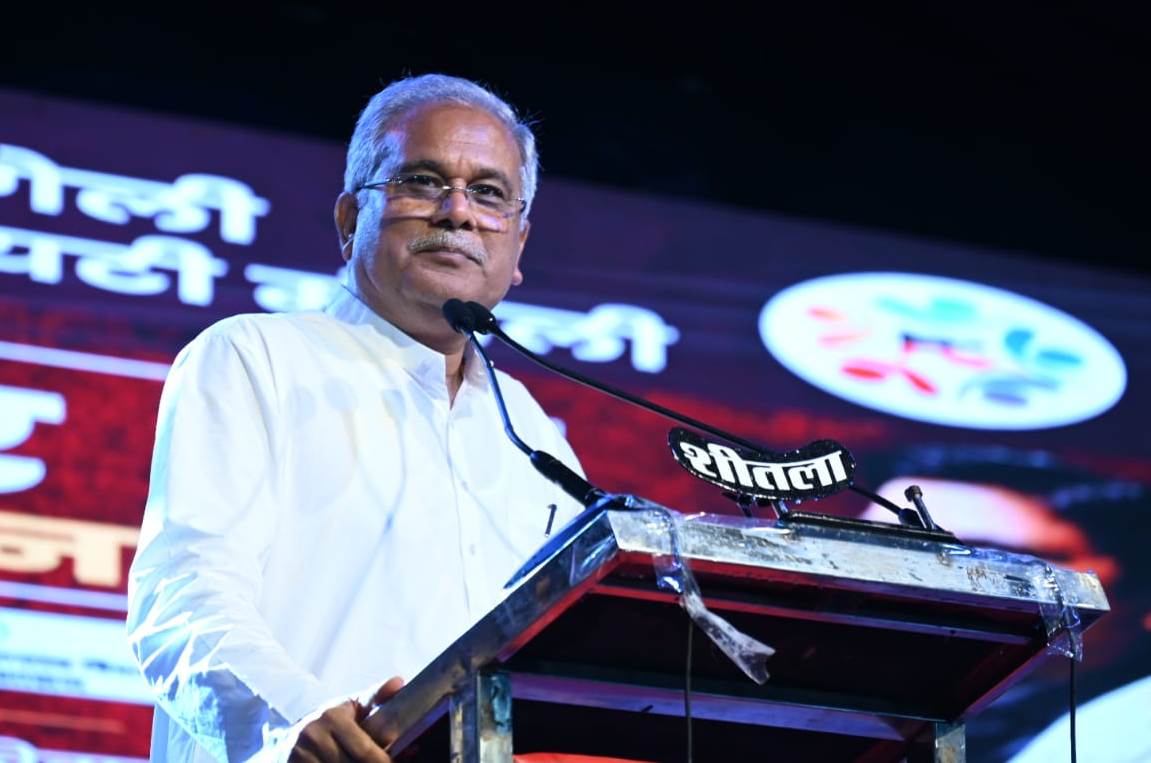 मुख्यमंत्री श्री बघेल मुंगेली में कवि सम्मेलन में शामिल हुए