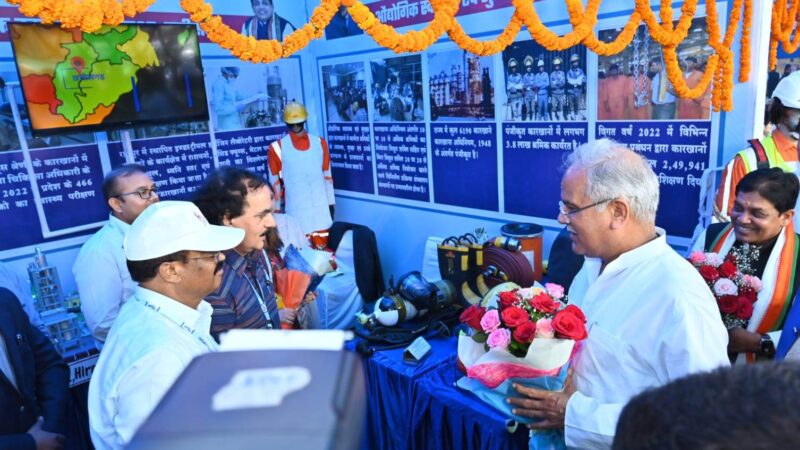 मुख्यमंत्री ने दो महिला श्रमिकों को ई-रिक्शा वितरित किए