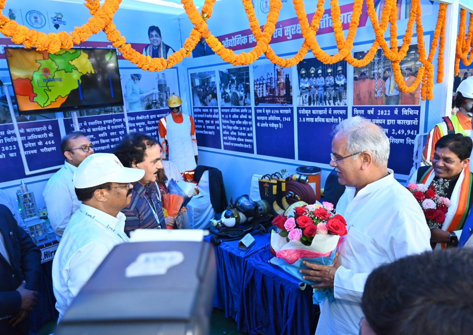 मुख्यमंत्री ने दो महिला श्रमिकों को ई-रिक्शा वितरित किए