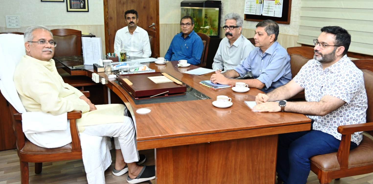 मुख्यमंत्री श्री बघेल ने ली उच्च स्तरीय बैठक