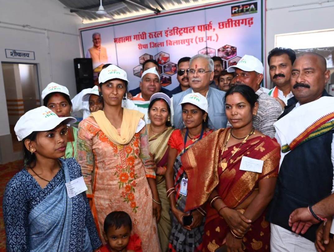 मुख्यमंत्री ने सुपर बाजार की तर्ज पर विकसित बेलटुकरी रीपा का किया निरीक्षण
