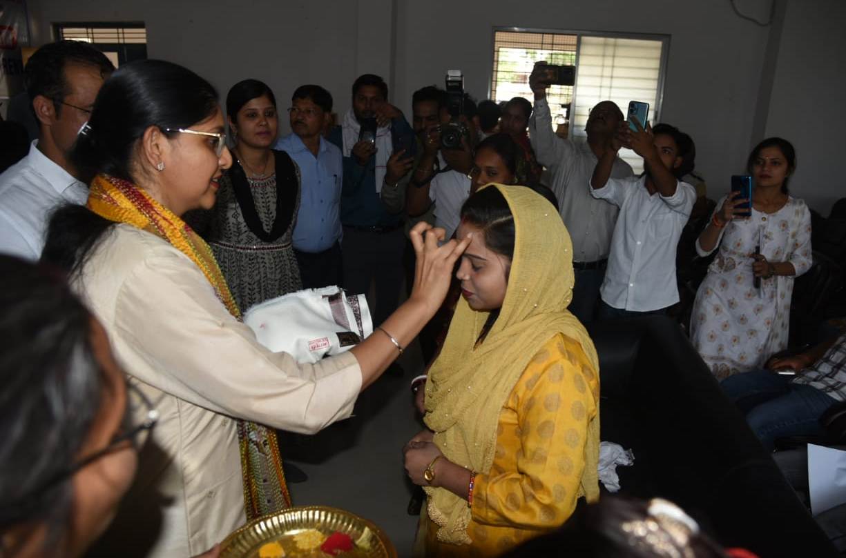 मुख्य निर्वाचन पदाधिकारी छत्तीसगढ़ श्रीमती रीना बाबा साहेब कंगाले ने सरगुजा जिले के विभिन्न मतदान केंद्रों का किया सघन निरीक्षण