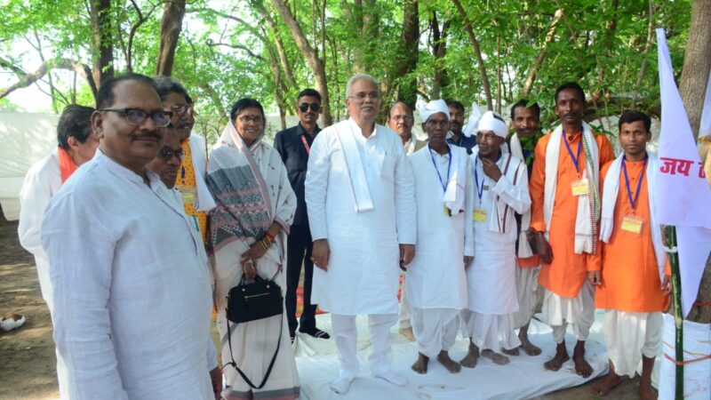 मुख्यमंत्री श्री भूपेश बघेल ने विधानसभा क्षेत्र रामपुर के ग्राम कुदमुरा में ठाकुरदेव का किया दर्शन