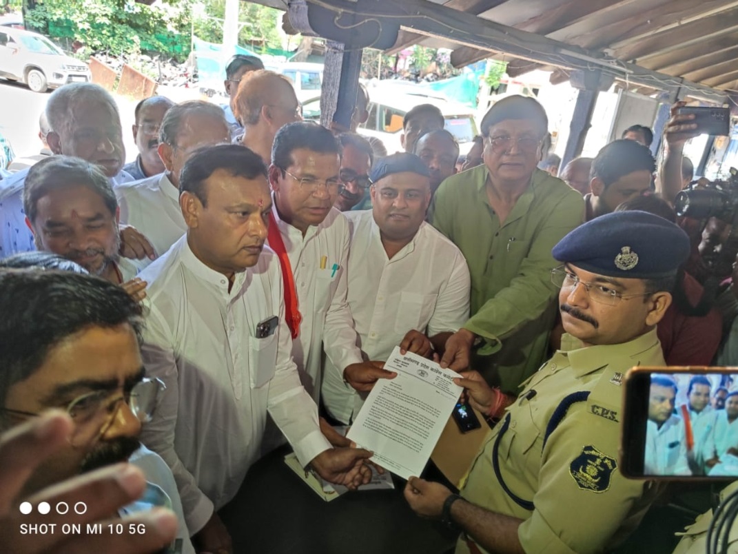 प्रदेश कांग्रेस अध्यक्ष मोहन मरकाम प्रदेश प्रभारी सचिव चंदन यादव बिलासपुर के सिविल लाइन थाना में भाजपा नेताओं के खिलाफ की शिकायत 
