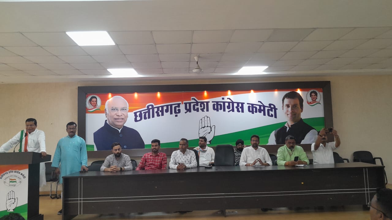 प्रदेश कांग्रेस अध्यक्ष मोहन मरकाम प्रभारी सचिव चंदन यादव प्रभारी सह सचिव विजय जांगिड़ ने लिया इंटरव्यू