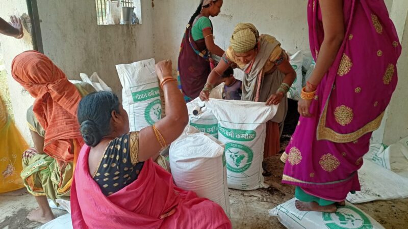 लक्ष्मी समूह गौठान के अलावा घर में आटाचक्की दुकान भी चला रही
