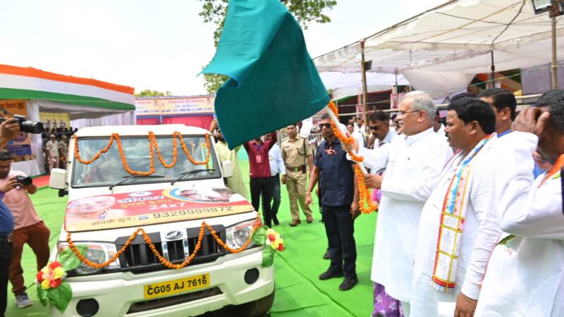 पहुंचविहीन ग्रामों के लिए ‘डॉक्टर तुमचो दुआर‘ कार्यक्रम का मुख्यमंत्री श्री भूपेश बघेल ने हरी झंडी दिखाकर किया शुभारंभ