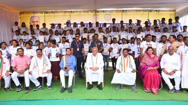 मुख्यमंत्री ने कोंडागांव जिले के 515 युवाओं को बांटा नियुक्ति पत्र, युवाओं को रोजगार से जोड़ने की पहल को सराहा