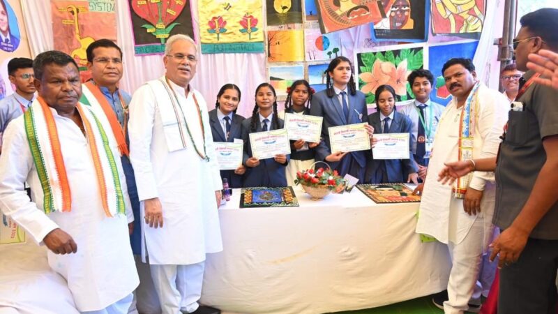 मुख्यमंत्री श्री भूपेश बघेल ने प्रतिभावान विद्यार्थियों का किया सम्मान