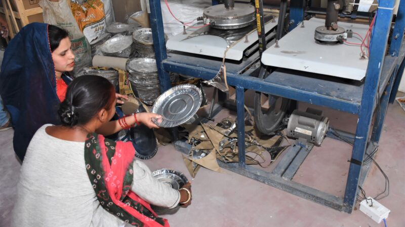 बिरकौनी गौठान में दोना पत्तल बनाकर महिलाएं बन रही हैं स्वावलंबी