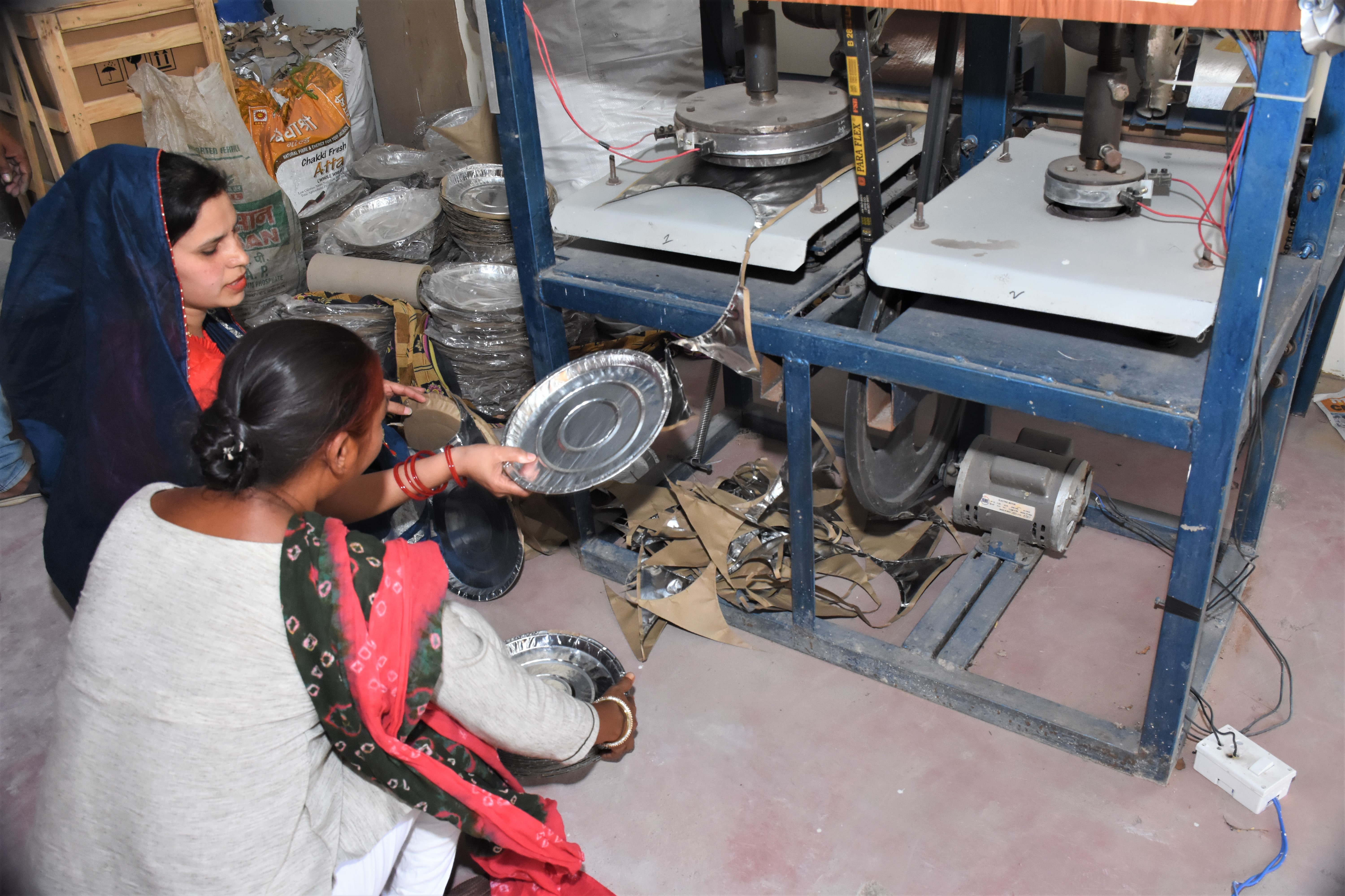 बिरकौनी गौठान में दोना पत्तल बनाकर महिलाएं बन रही हैं स्वावलंबी