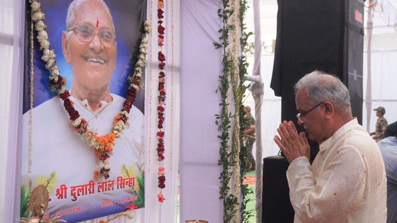 श्रद्धांजलि कार्यक्रम में विधानसभा अध्यक्ष, गृहमंत्री, नगरीय प्रशासन मंत्री तथा महिला एवं बाल विकास मंत्री सहित अन्य जनप्रतिनिधि हुए शामिल