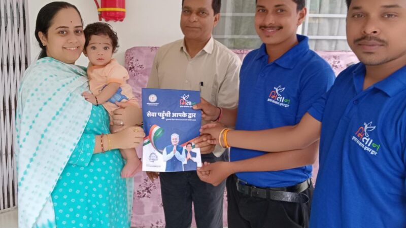 मुख्यमंत्री श्री भूपेश बघेल के घर पहुंचे मितान किया उनके पौत्र का आधार पंजीयन…एक कॉल पर सुविधा मिलने से जताया संतोष