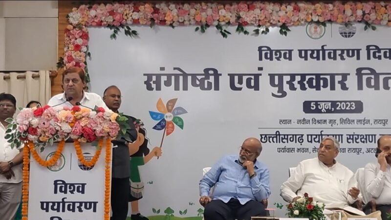 विश्व पर्यावरण दिवस के अवसर पर मण्डल को तीन विश्व रिकार्ड प्राप्त श्री सुब्रत साहू ने मान. मोहम्मद अकबर से प्राप्त किये पुरस्कार.
