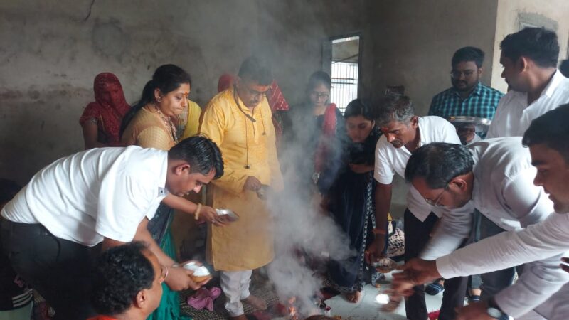 तृषा रेफ्राटेक प्राइवेट लिमिटेड कंपनी के डायरेक्टर ने पूजापाठ कर कंपनी की शुभारंभ किया