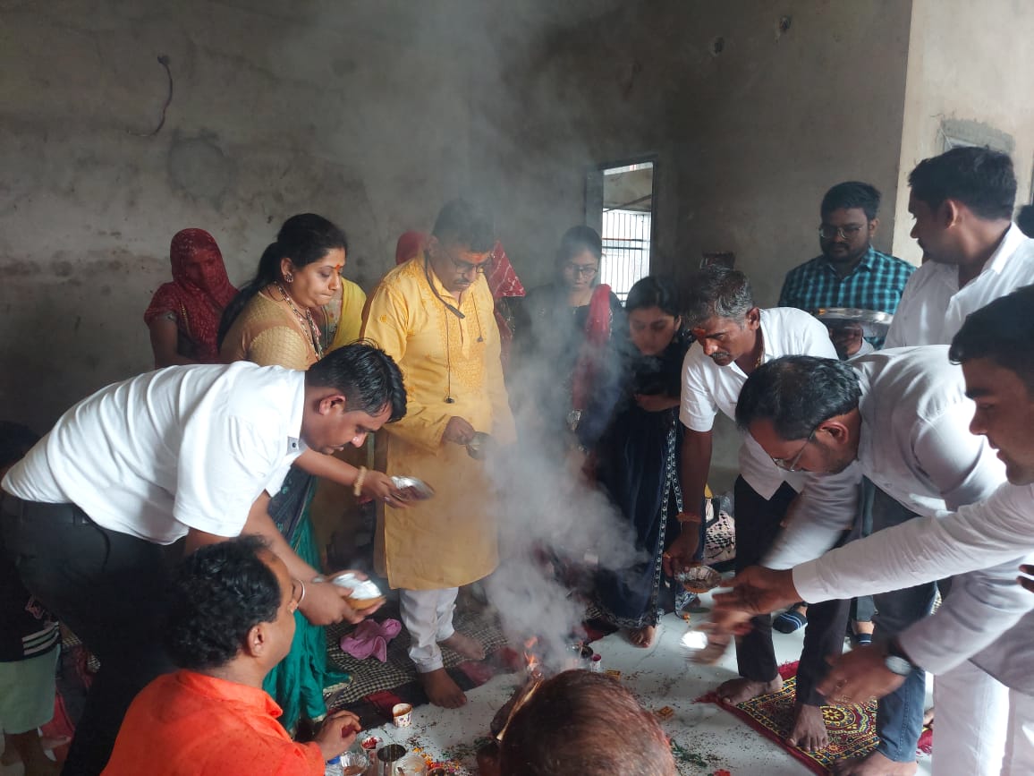 तृषा रेफ्राटेक प्राइवेट लिमिटेड कंपनी के डायरेक्टर ने पूजापाठ कर कंपनी की शुभारंभ किया