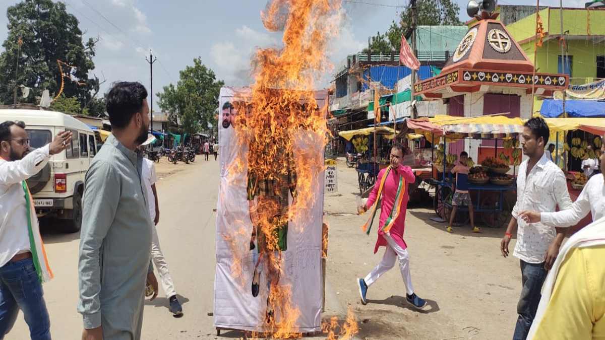 महिला कांग्रेस ने फूंका भाजपा सांसद का पुतला… भाजपा सरकार में देश के भीतर बेटियां सुरक्षित नहीं