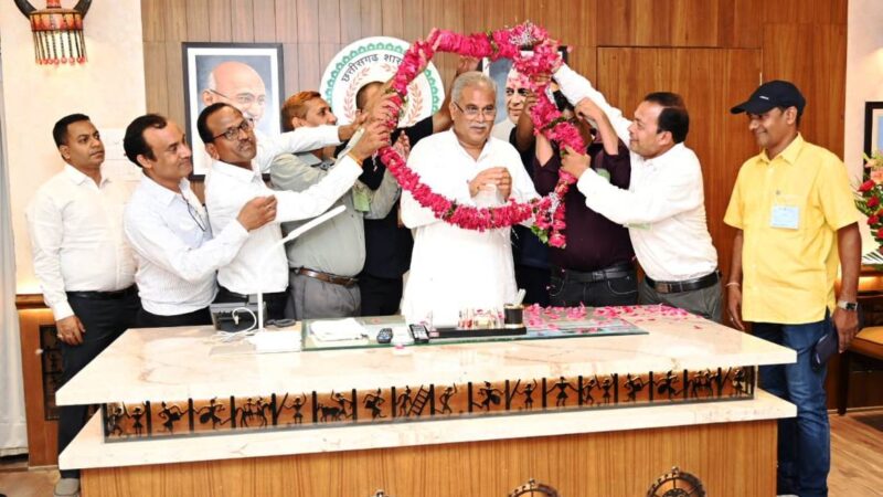 डीए एचआरए वृद्धि पर गुलाब की पंखुड़ियों से बनी माला से मुख्यमंत्री का किया सम्मान