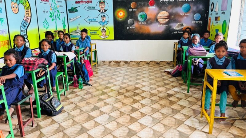 रंगाई-पोताई कार्य गोबर से बने प्राकृतिक पेंट से, स्कूल भवन लग रहे आकर्षक
