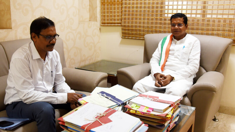 आदिम जाति, अनुसूचित जाति, पिछड़ा वर्ग एवं अल्पसंख्यक विकास मंत्री श्री मोहन मरकाम ने अधिकारियों से कामकाज की जानकारी ली